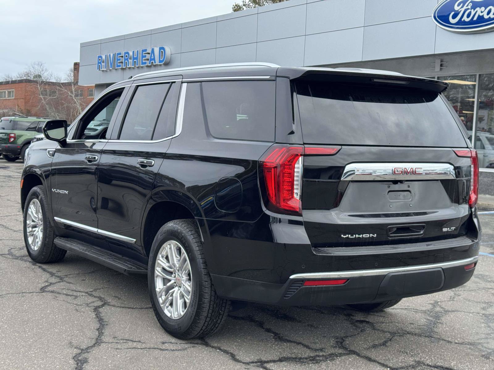 Used 2024 GMC Yukon SLT AWD/4WD image 4
