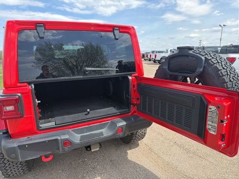 Used 2025 Jeep Wrangler Unlimited Rubicon AWD/4WD image 7