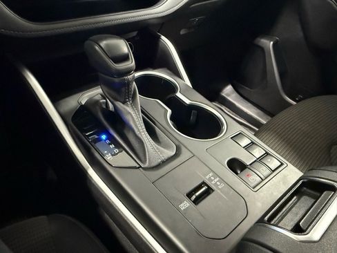 Used 2023 Toyota Highlander L image 19