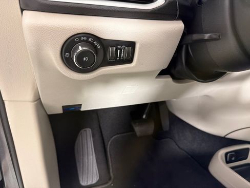 Used 2023 Chrysler Pacifica Touring-L FWD image 14