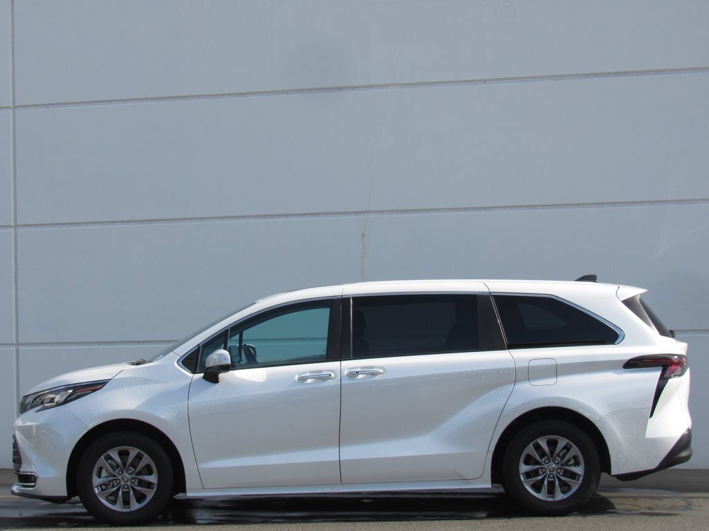 Certified 2024 Toyota Sienna XLE FWD image 4