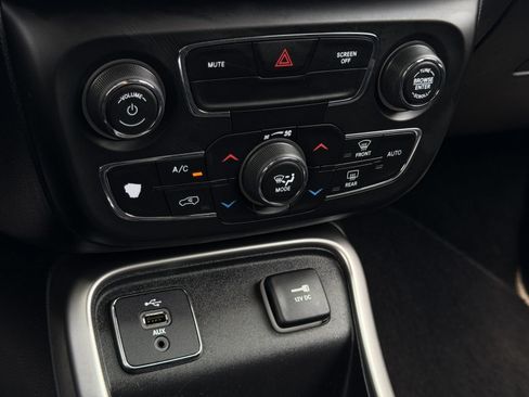Used 2018 Jeep Compass Latitude w/ Popular Equipment Group FWD image 21