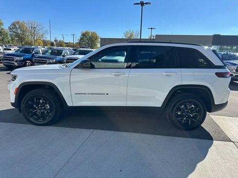 Certified 2025 Jeep Grand Cherokee Altitude image 8