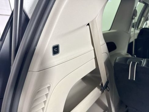 Used 2023 Chrysler Pacifica Touring-L FWD image 34