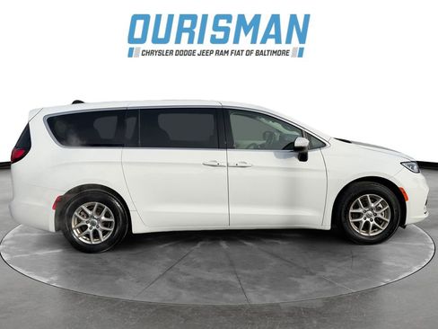Used 2023 Chrysler Pacifica Touring-L image 7