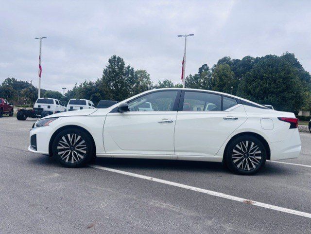 Used 2025 Nissan Altima 2.5 SV FWD image 2