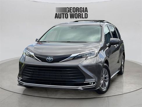 Used 2021 Toyota Sienna XLE AWD/4WD image 1