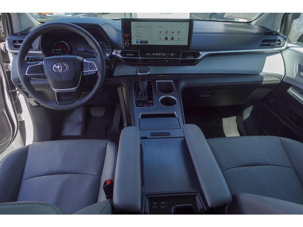 Certified 2026 Toyota Sienna XLE FWD image 23