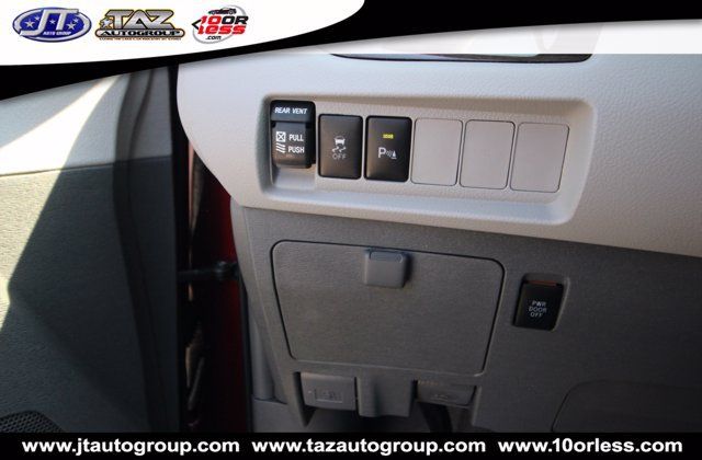 Used 2018 Toyota Sienna XLE Premium w/ Carpet Mat Package FWD image 23