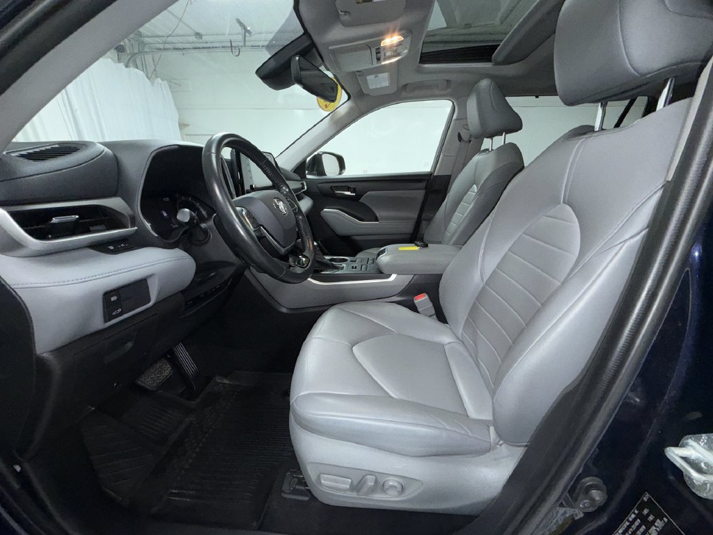 Used 2021 Toyota Highlander XLE AWD/4WD image 12