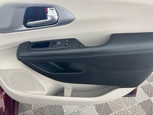 Used 2018 Chrysler Pacifica Touring Plus FWD image 18