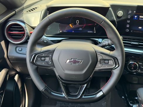 Used 2025 Chevrolet Trax RS FWD image 17