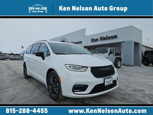 New 2026 Chrysler Pacifica Select image 1