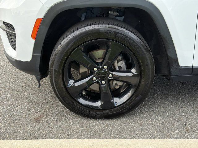 Used 2023 Jeep Grand Cherokee Altitude AWD/4WD image 10