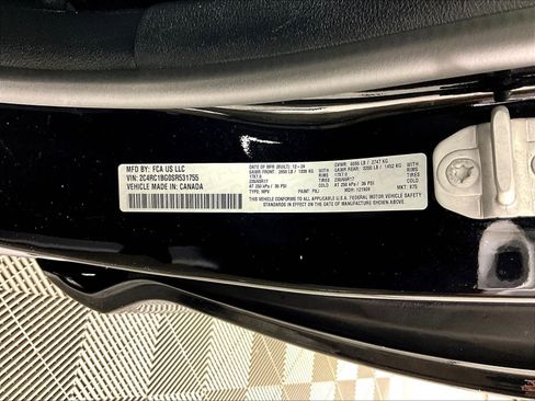 Used 2025 Chrysler Pacifica Select FWD image 18
