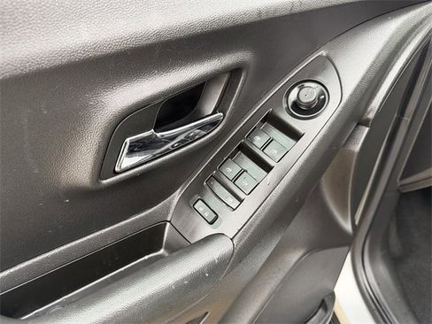 Used 2022 Chevrolet Trax LT w/ Redline Edition image 13