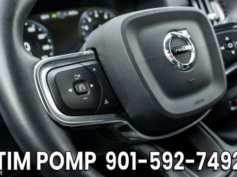 Used 2022 Volvo XC40 T5 Momentum image 24