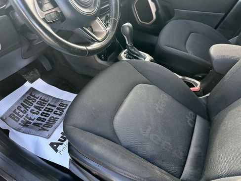 Used 2017 Jeep Renegade Latitude AWD/4WD image 41