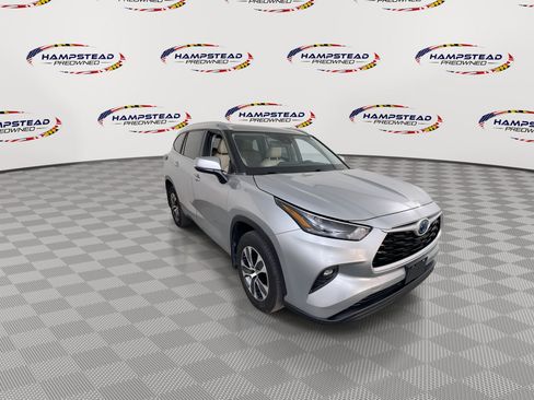 Used 2023 Toyota Highlander XLE AWD/4WD image 2