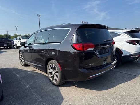 Used 2017 Chrysler Pacifica Limited w/ Advanced Safetytec Group FWD image 3
