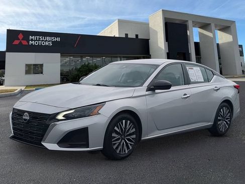 Used 2024 Nissan Altima 2.5 SV FWD image 1