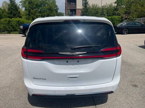 Used 2024 Chrysler Pacifica Touring-L FWD image 3