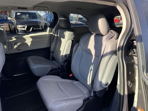 Used 2022 Toyota Sienna XLE image 24