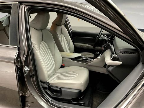 Used 2023 Toyota Camry SE image 9