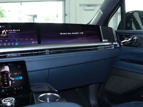 Certified 2025 Cadillac Escalade IQ Sport 2 w/ LPO, ONYX Package AWD/4WD image 30