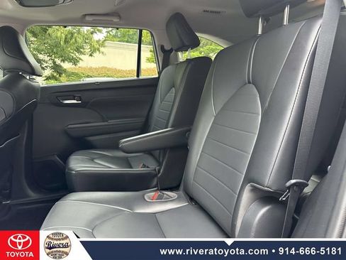 Used 2021 Toyota Highlander XLE AWD/4WD image 18