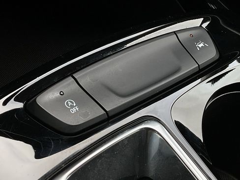 Used 2025 Chevrolet Trax LT w/ LT Convenience Package image 34