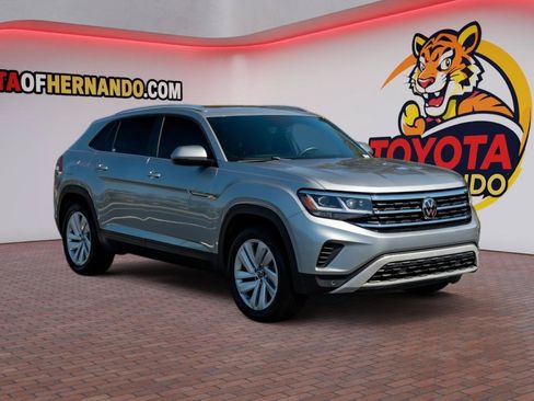 Used 2023 Volkswagen Atlas Cross Sport SE w/ Panoramic Sunroof Package FWD image 3
