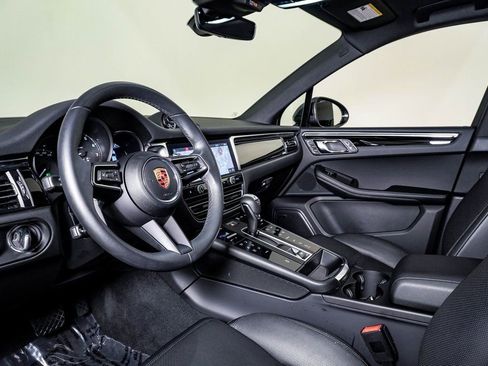 Certified 2025 Porsche Macan AWD/4WD image 4