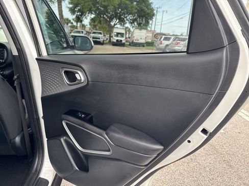 Used 2025 Kia Soul LX w/ LX Technology Package FWD image 17
