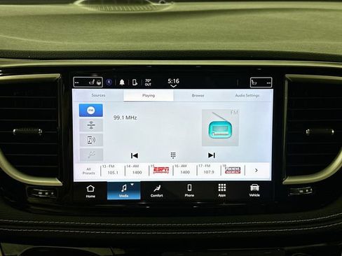 Used 2023 Chrysler Pacifica Touring-L FWD image 12