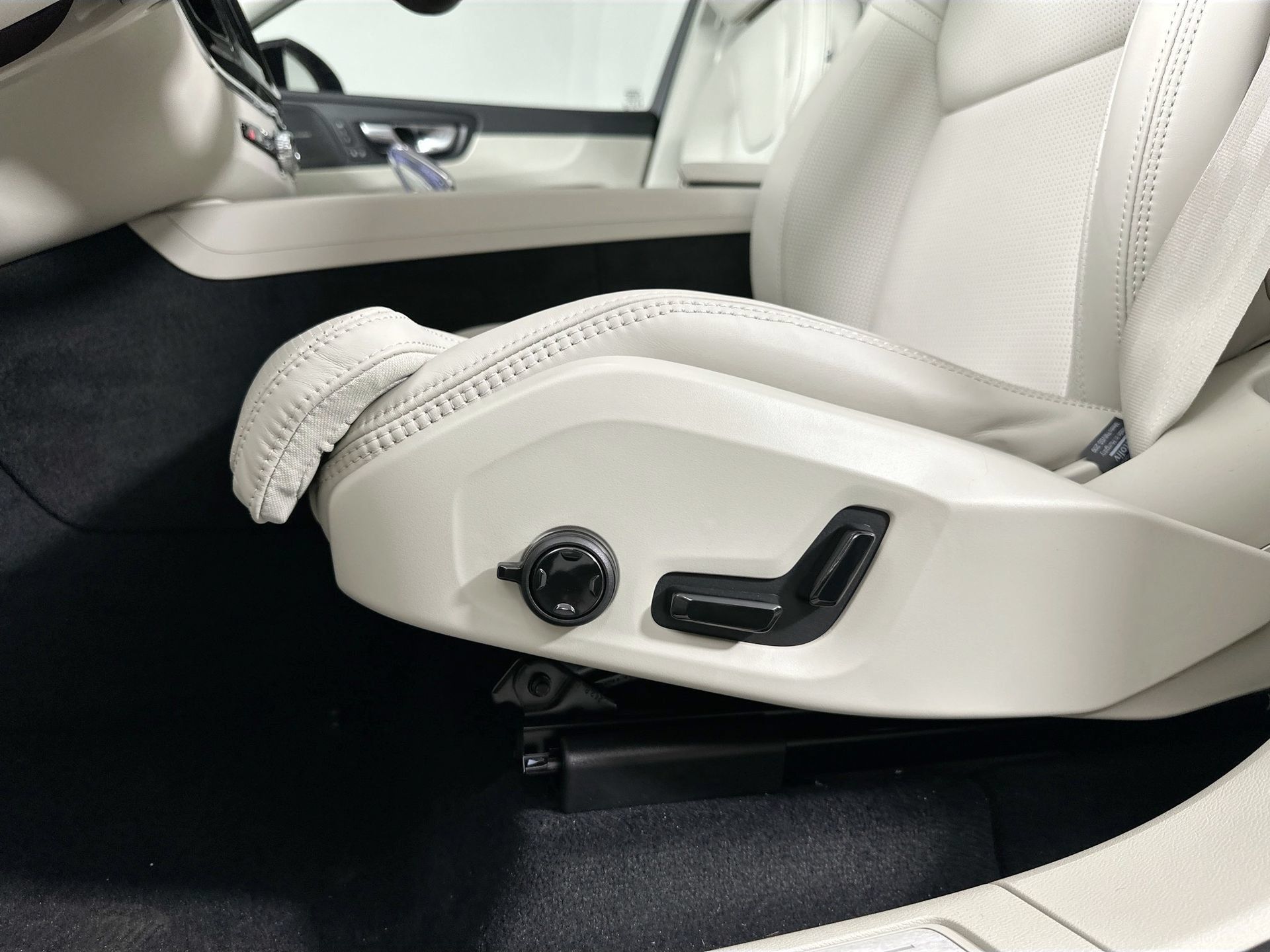 Certified 2025 Volvo XC60 B5 Ultra w/ Protection Package Premier AWD/4WD image 14