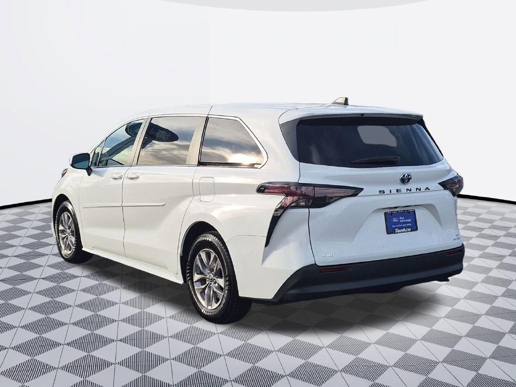 Used 2024 Toyota Sienna LE AWD/4WD image 4
