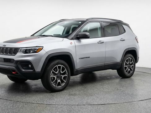 Used 2025 Jeep Compass Trailhawk w/ Trailer Tow Group AWD/4WD image 3