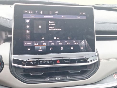 Used 2023 Jeep Compass Limited image 34