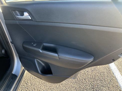 Used 2022 Kia Sportage LX image 11