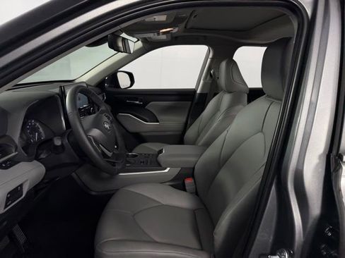 Used 2026 Toyota Highlander XLE image 14