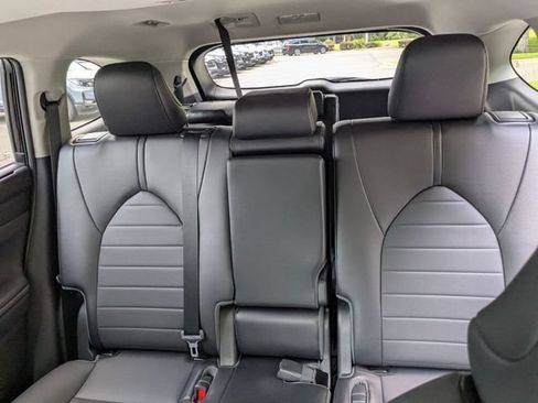 Used 2022 Toyota Highlander XLE FWD image 33