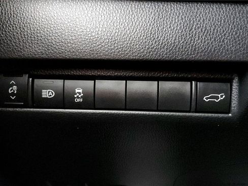 Certified 2022 Toyota Venza LE image 32