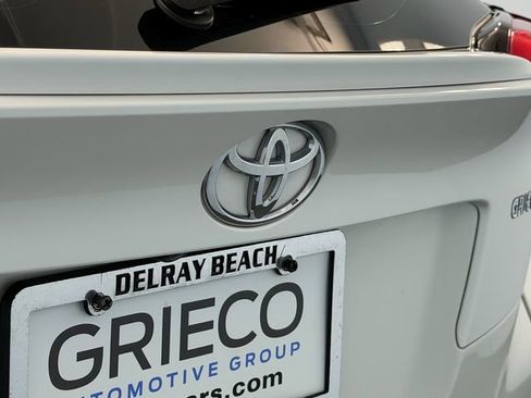 Used 2019 Toyota C-HR LE FWD image 11
