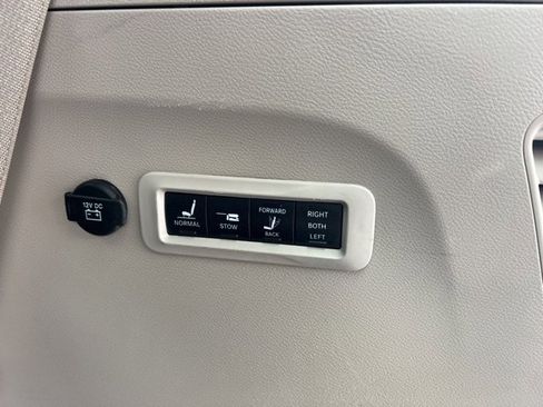 Used 2020 Chrysler Pacifica Limited image 15