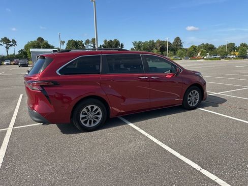 Used 2021 Toyota Sienna XLE FWD image 6