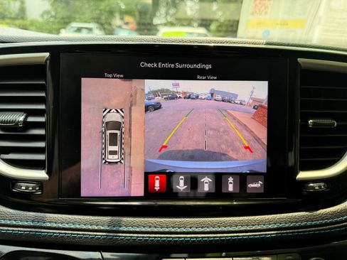 Used 2021 Chrysler Pacifica Touring-L FWD image 19