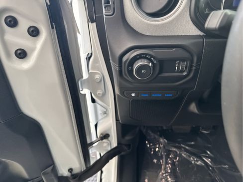 Used 2025 Jeep Wrangler Unlimited Sahara AWD/4WD image 12