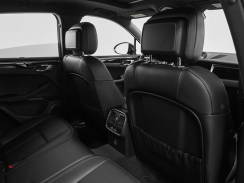Certified 2026 Porsche Macan AWD/4WD image 30