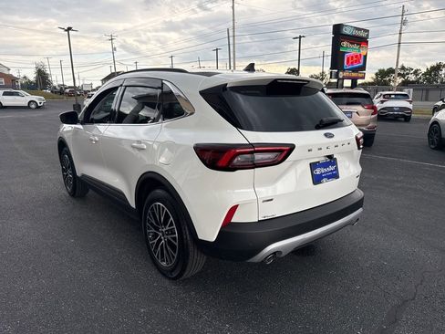 Used 2025 Ford Escape SE image 4